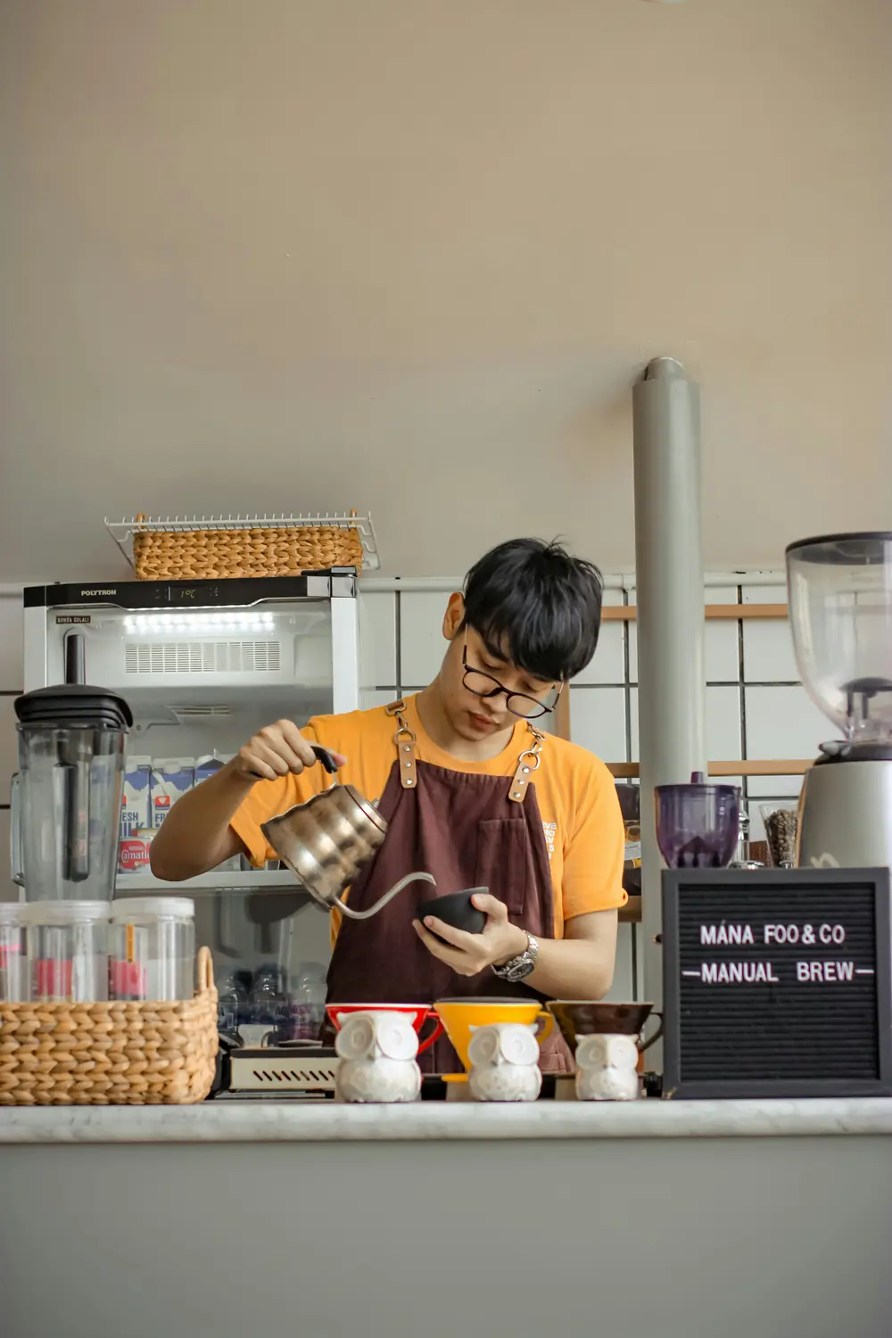 Barista a preparar café de filtro ao balcão